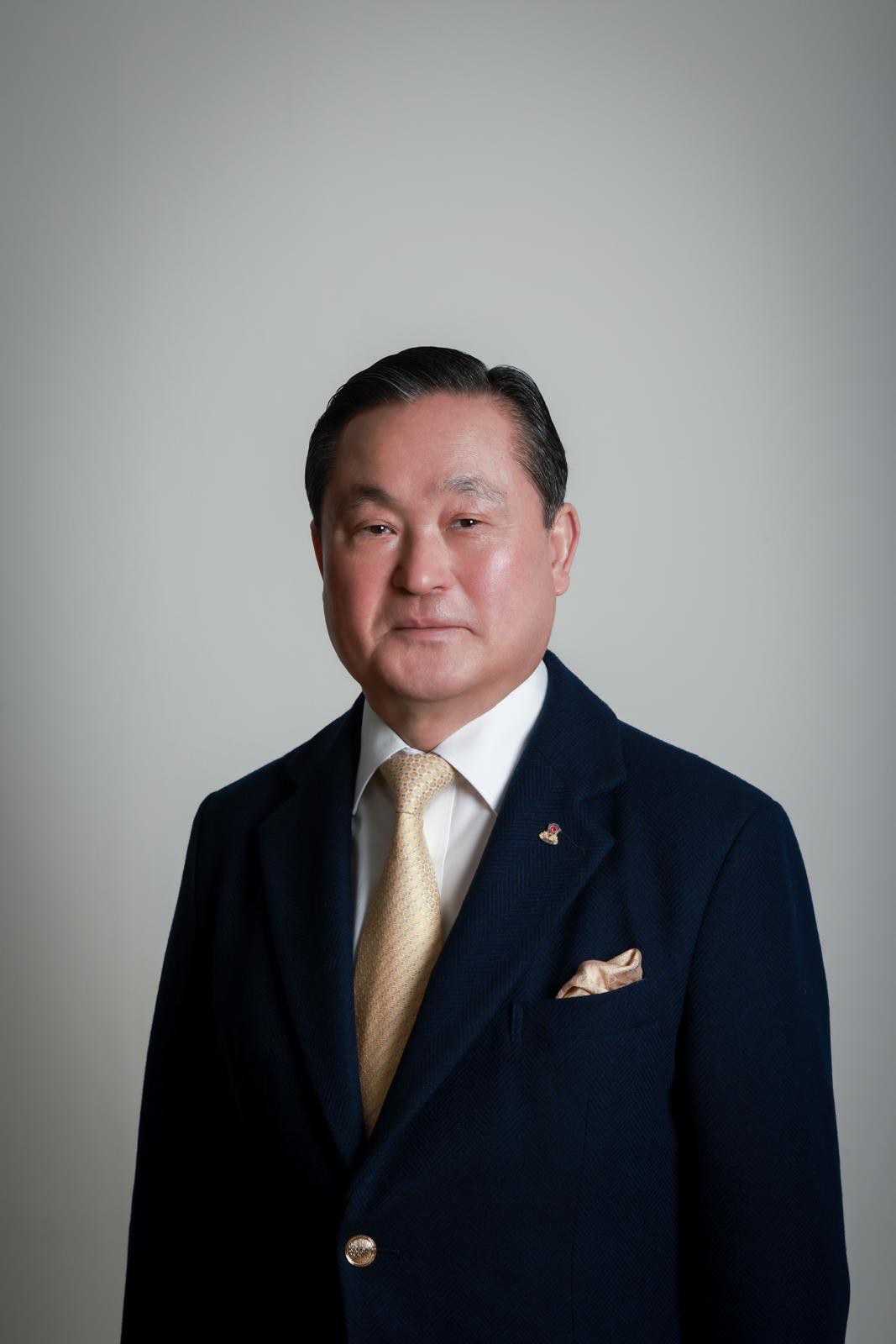 남색 재킷과 금빛 타이를 착용한 선스테일러 이생로 대표의 공식 인물 사진